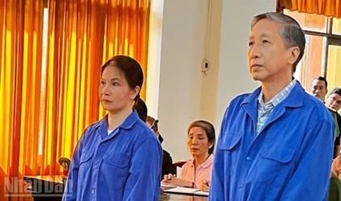 Bị cáo Lê Văn Mót, nguyên là Đại tá, Điều tra viên cao cấp, Trưởng Công an, Thủ trưởng Cơ quan Cảnh sát điều tra Công an thành phố Phú Quốc (nay là đặc khu Phú Quốc) và bị cáo Nguyễn Thị Hằng tại phiên tòa sơ thẩm sáng 21/4/2026