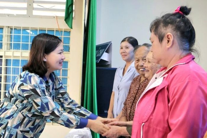Bà Trần Thị Ngọc Dung, Phó Bí thư Thường trực Đảng ủy xã Củ Chi trao quà, ân cần thăm hỏi và động viên các gia đình chính sách có hoàn cảnh khó khăn.