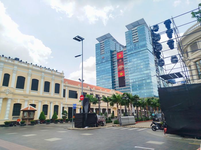 Hệ thống âm thanh, ánh sáng và màn hình LED tại trụ sở UBND TP.HCM được hoàn thiện, sẵn sàng phục vụ các chương trình nghệ thuật chào mừng đại lễ. Ảnh: Đông Dương.