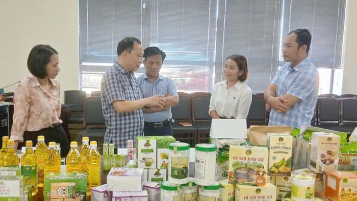  Ông Đinh Viễn Anh - PGĐ Sở Y tế Quảng Trị (thứ 2, bên trái), thành viên hội đồng tham gia đánh giá, bình chọn các sản phẩm 