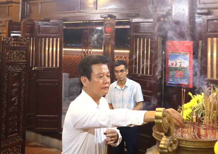  Giám đốc Sở Nông nghiệp và Môi trường tỉnh Quảng Trị thành kính dâng hương tại Nhà hành lễ. 