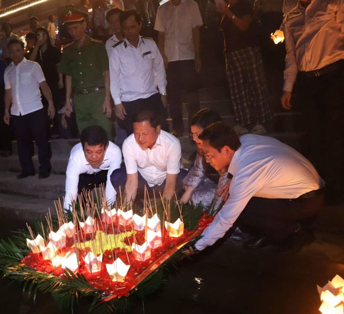 Xúc động nghi thức thả ngọn hoa đăng bày tỏ lòng biết ơn sâu sắc đối với các Anh hùng liệt sỹ. 