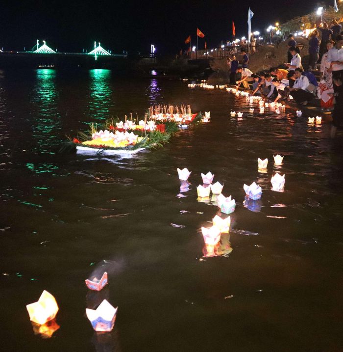  Chương trình "Đêm Hoa đăng" góp phần lan tỏa sâu sắc đạo lý "Đền ơn đáp nghĩa" và "Uống nước nhớ nguồn" 