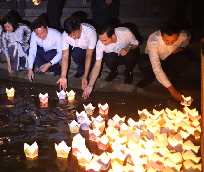 Các đại biểu thả hàng nghìn ngọn hoa đăng xuống dòng sông lịch sử. 