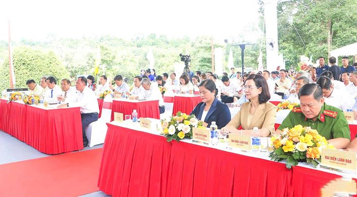 Các đại biểu tham dự buổi lễ.