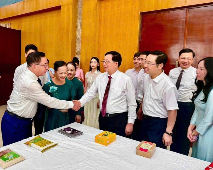 Phó Thủ tướng Hồ Quốc Dũng trao đổi với Anh hùng Lao động Trần Mạnh Báo, Chủ tịch ThaiBinh Seed tại buổi lễ công bố hệ thống truy xuất nguồn gốc nông sản 