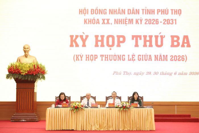 Chủ tọa điều hành Kỳ họp thứ Ba, HĐND tỉnh Phú Thọ khóa XX. Ảnh: T.Tâm 