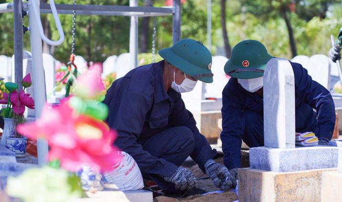 Các chiến sĩ Đội quy tập hài cốt liệt sĩ 584 (Bộ Chỉ huy Quân sự tỉnh Quảng Trị) cẩn trọng di chuyển các hài cốt liệt sĩ chưa rõ thông tin đến khu vực lấy mẫu sinh phẩm.