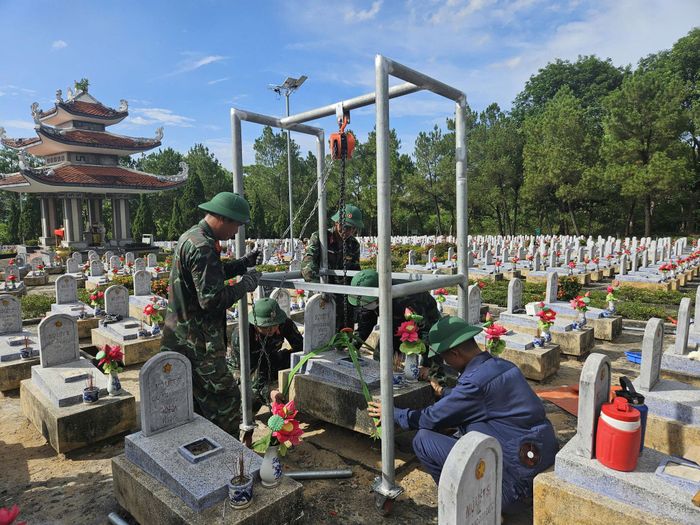 Các chiến sĩ Đội 584 tiến hành lắp ghép, cố định lại nắp mộ, hoàn trả nguyên trạng khuôn viên để các anh tiếp tục giấc ngủ bình yên