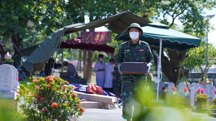 Sau khi hoàn tất việc lấy mẫu sinh phẩm, các hài cốt liệt sĩ được lực lượng Đội 584 được đưa trở lại phần mộ, an táng và chỉnh trang
