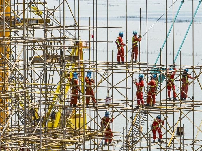 Thi công chân đế điện gió ngoài khơi. Ảnh: Petrovietnam