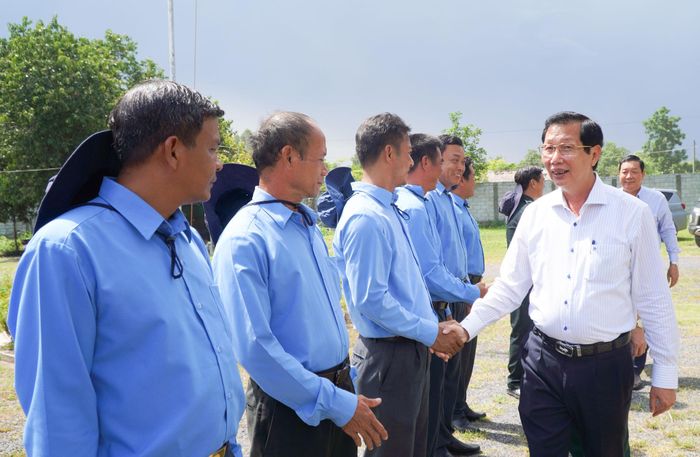 Phó Chủ tịch UBND tỉnh An Giang Lê Văn Phước thăm, động viên Đội K92. Ảnh: Thu Oanh