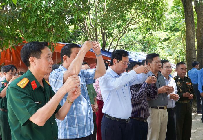 Đoàn công tác do Phó Chủ tịch UBND tỉnh An Giang Lê Văn Phước thắp hương tại nhà quàn Đội K93. Ảnh: Thu Oanh