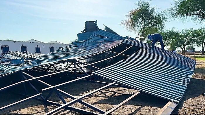 Khẩn trương gia cố mái trường Minyang, bảo đảm môi trường học tập an toàn cho trẻ em trước cao điểm mưa bão. Ảnh: Hải Yến