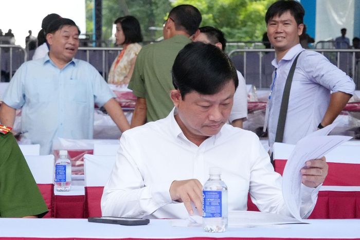 Chủ tịch HĐND TP. Hồ Chí Minh Võ Văn Minh kiểm tra công tác tổ chức tại buổi tổng duyệt. Ảnh: Thạc Hiếu