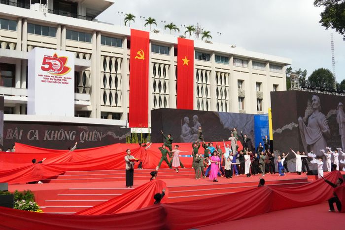 Các nghệ sĩ thực hiện tổng duyệt toàn bộ nội dung biểu diễn. Ảnh: Thạc Hiếu