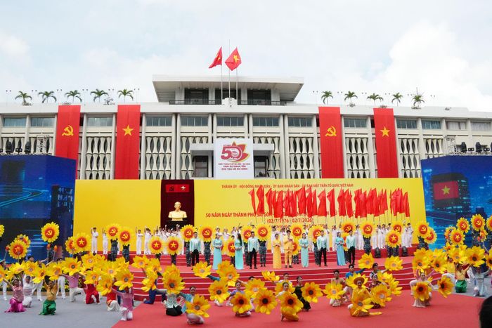 Toàn cảnh sân khấu Lễ kỷ niệm 50 năm Ngày thành phố Sài Gòn - Gia Định chính thức mang tên Chủ tịch Hồ Chí Minh. Ảnh: Thạc Hiếu
