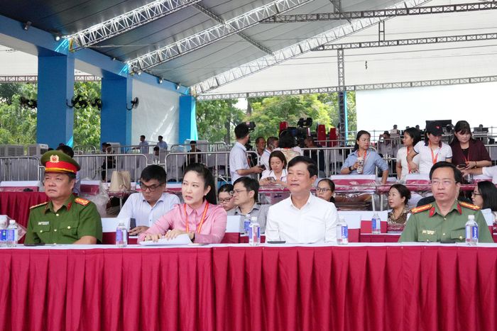 Chủ tịch HĐND TP. Hồ Chí Minh Võ Văn Minh cũng lãnh đạo Sở Văn hóa và Thể thao, lãnh đạo Công an thành phố theo dõi buổi tổng duyệt. Ảnh: Thạc Hiếu