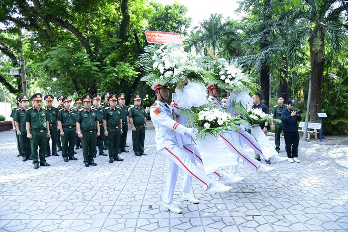 Đoàn công tác cùng lực lượng thực hiện nhiệm vụ tại Công viên Lê Thị Riêng Bia dâng hoa tưởng niệm cố Tổng Bí thư Trần Phú tại công viên.