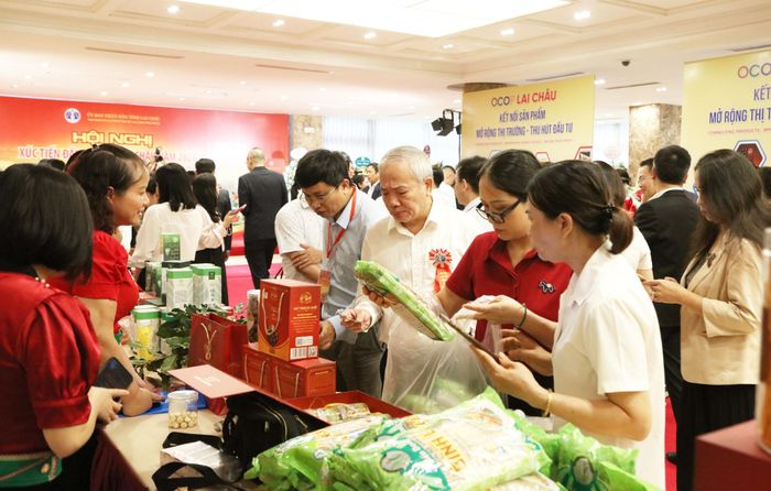 Đại biểu tham quan các gian hàng Ocop của tỉnh Lai Châu. Ảnh: An Nhiên