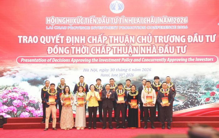 Phó Thủ tướng Chính phủ Phạm Thị Thanh Trà và Bí thư Tỉnh ủy Lai Châu Lê Minh Ngân trao Quyết định chấp thuận chủ trương đầu tư” cho các doanh nghiệp, nhà đầu tư. Ảnh: An Nhiên