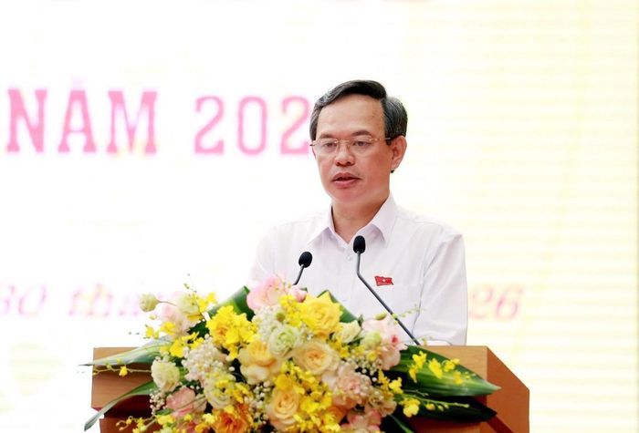 Giám đốc Sở Giáo dục và Đào tạo tỉnh Phú Thọ Trịnh Thế Truyền làm rõ những vấn đề đại biểu quan tâm. Ảnh: Hải Dương