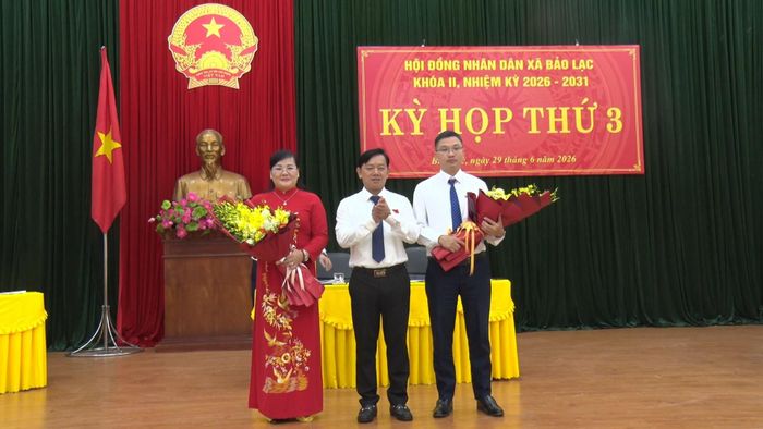 Phó Chủ tịch Thường trực HĐND tỉnh Lã Hoài Nam tặng hoa chúc mừng