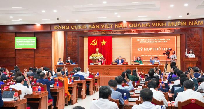 Các đại biểu thông qua chương trình Kỳ họp thứ Hai, HĐND tỉnh Đắk Lắk khóa XI