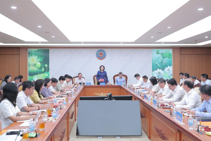 Phó Chủ tịch Quốc hội Nguyễn Thị Hồng phát biểu tại cuộc làm việc