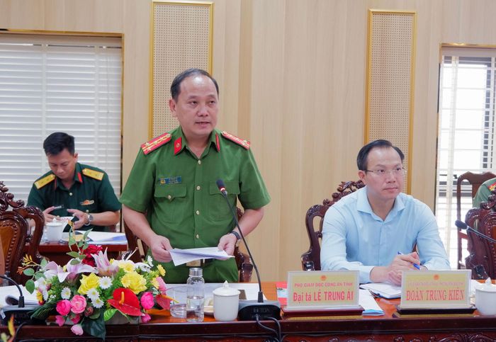 Phó Giám đốc Công an tỉnh Tây Ninh, Đại tá Lê Trung Ái báo cáo tại cuộc làm việc