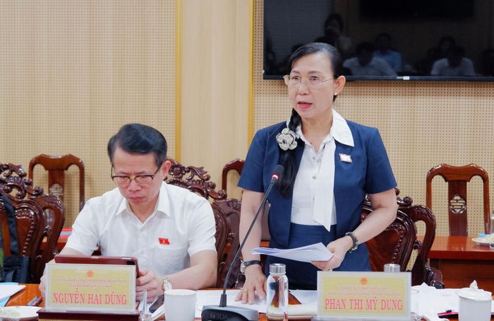 Giám đốc Sở Tư pháp tỉnh Tây Ninh, thành viên Ủy ban Quốc phòng, An ninh và Đối ngoại Phan Thị Mỹ Dung phát biểu