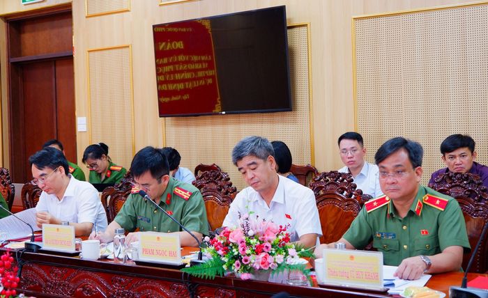 Các thành viên đoàn khảo sát tham dự cuộc làm việc