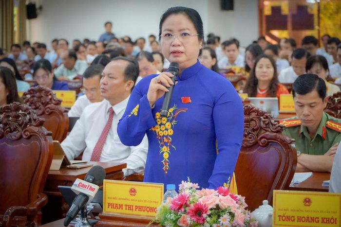 Giám đốc Sở Nội vụ TP. Cần Thơ Phạm Thị Phượng trả lời chất vấn