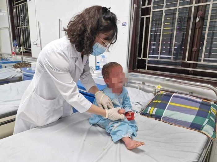 Nhiều bệnh nhi có diễn biến nặng được các y, bác sĩ khám chữa tận tình