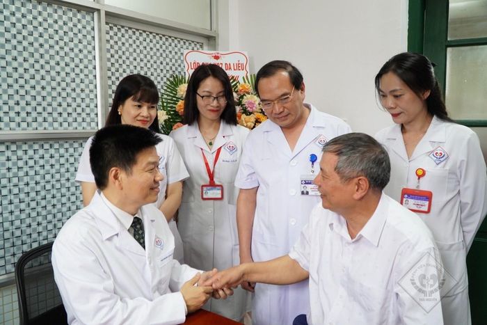 khám và tư vấn cho người bệnh ở Thái Nguyên