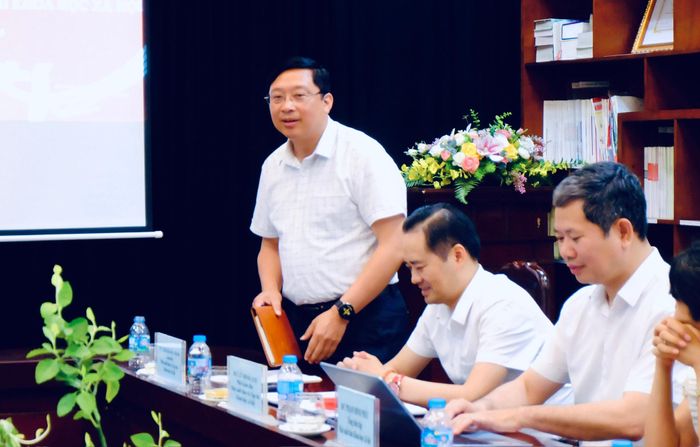 Giám đốc Nhà xuất bản và Tạp chí Khoa học xã hội Đinh Quang Thành báo cáo tại cuộc làm việc