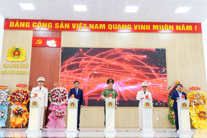 Các đại biểu thực hiện nghi thức công bố thành lập Trường Văn hóa Công an nhân dân II