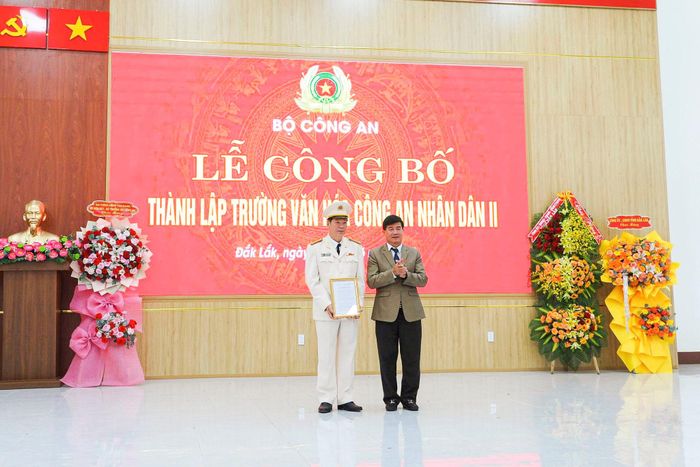 Phó Chủ tịch UBND tỉnh Đắk Lắk Nguyễn Thiên Văn trao quyết định thành lập Trường Văn hóa Công an nhân dân II cho Hiệu trưởng nhà trường