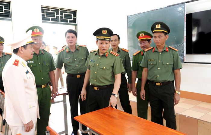 Thứ trưởng Bộ Công an, Thượng tướng Lê Văn Tuyến tham quan cơ sở vật chất Trường Văn hóa Công an nhân dân II