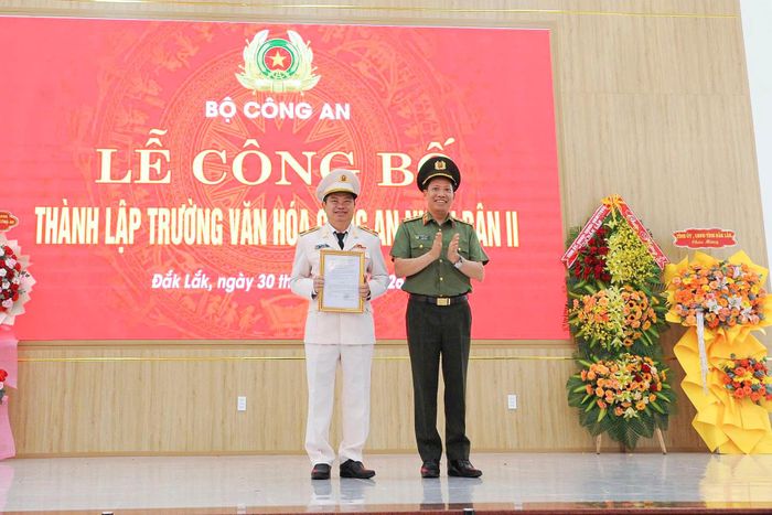 Thứ trưởng Bộ Công an, Thượng tướng Lê Văn Tuyến trao Quyết định của Bộ trưởng Bộ Công an về việc bổ sung Trường Văn hóa CAND II vào tổ chức bộ máy của Công an tỉnh Đắk Lắk