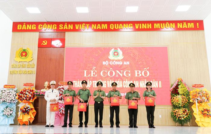 Thừa ủy quyền của Bộ trưởng Bộ Công an, Thứ trưởng Lê Văn Tuyến đã trao tặng Bằng khen của Bộ trưởng Bộ Công an cho các tập thể, cá nhân trong việc tham mưu thực hiện Đề án thành lập Trường Văn hóa CAND II
