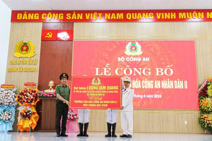 Thừa ủy quyền của Bộ trưởng Bộ Công an, Thứ trưởng Lê Văn Tuyến đã trao bảng tượng trưng tặng Trường Văn hóa CAND II một phòng học STEM