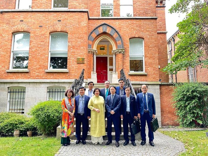 Đoàn chụp ảnh lưu niệm tại Đại sứ quán Việt Nam tại Ireland