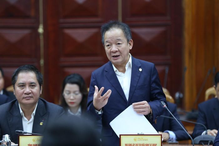 Bầu Hiển trong cuộc làm việc với lãnh đạo tỉnh Quảng Trị.
