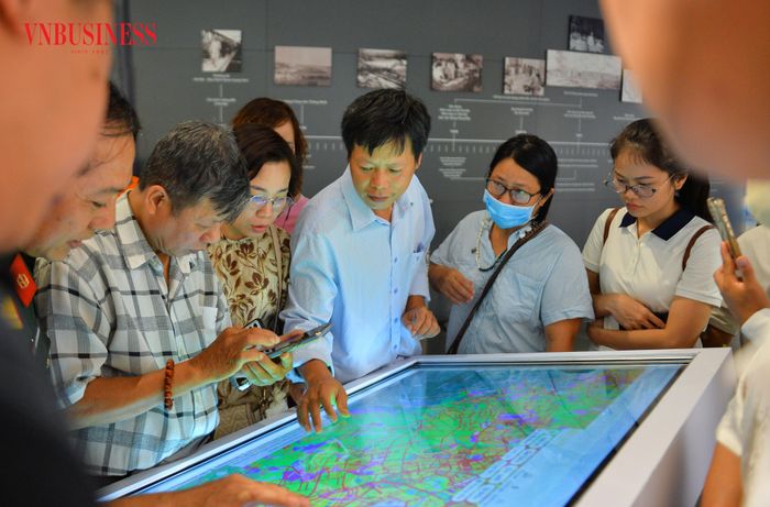 Quy hoạch không còn là những bản vẽ khô cứng mà trở thành câu chuyện gần gũi với mỗi người dân Thủ đô. Nhiều người đến đây để hiểu rõ hơn về định hướng phát triển các khu đô thị, không gian xanh và hạ tầng chiến lược.