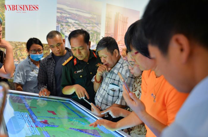 Ông Trương Tuấn Khải (Áo kẻ, trú tại phường Hồng Hà) cho biết, ông đặc biệt quan tâm đến quy hoạch sông Hồng. Bởi nhiều tháng nay có các thông tin không chính thức khiến ông rất hoang mang, đặt câu hỏi nhà mình có "dính quy hoạch" hay không?