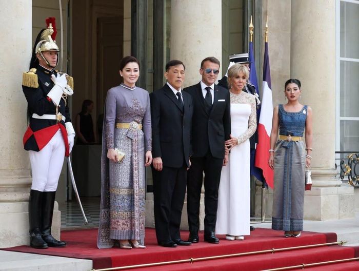Từ trái sang phải: Hoàng hậu Suthida Bajrasudhabimalalakshana, Quốc vương Maha Vajiralongkorn, Tổng thống Pháp Emmanuel Macron, Đệ nhất Phu nhân Brigitte Macron và Công chúa Sirivannavari Nariratana Rajakanya. Ảnh: Hoàng gia Thái Lan