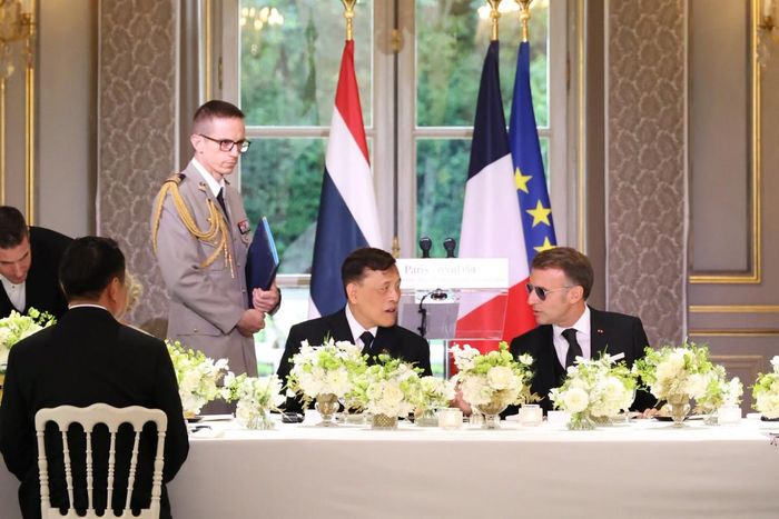 Quốc vương Maha Vajiralongkorn và Tổng thống Emmanuel Macron tại quốc yến tối 29/6. Ảnh: Hoàng gia Thái Lan