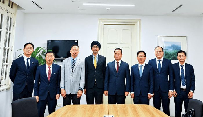 Đoàn công tác chụp ảnh lưu niệm cùng Bí thư tỉnh ủy Trần Tiến Dũng.