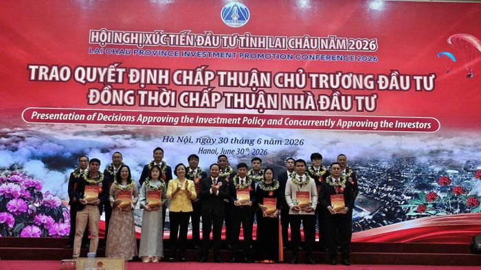 Các đồng chí: Phạm Thị Thanh Trà - Bí thư Trung ương Đảng, Phó Thủ tướng Chính phủ; Lê Minh Ngân - Ủy viên Ban Chấp hành Trung ương Đảng, Bí thư Tỉnh ủy, Chủ tịch HĐND tỉnh trao các Quyết định chấp thuận chủ trương đầu tư cho các doanh nghiệp, nhà đầu tư.